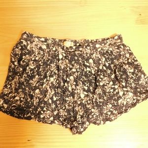 Princess Vera Wang Shorts (skort)